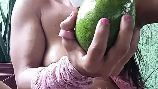 Seksi tavşan Tutifruty avokado ve havuçla tatlı oyunu seviyor