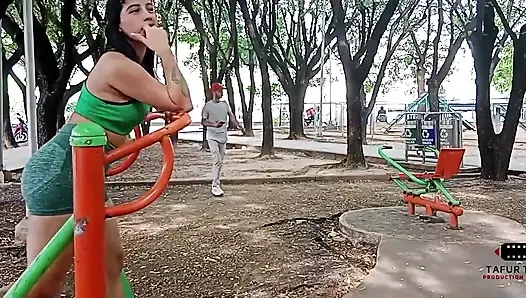 Я соблазняю моего соседа в парке, и я даю ему деньги, чтобы трахнуть мою киску очень хорошо с кримпаем в рот, полная история