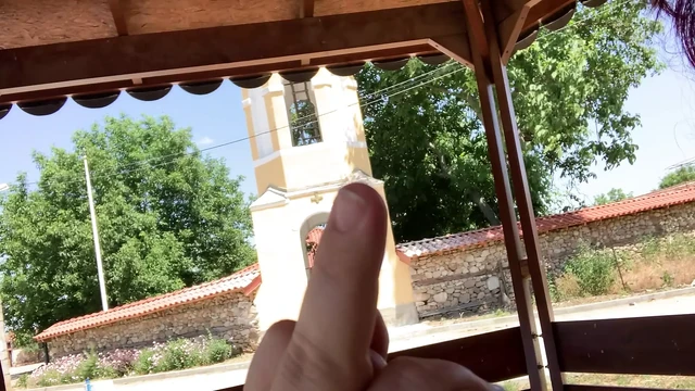 Обнаженная на природе в горячей деревне