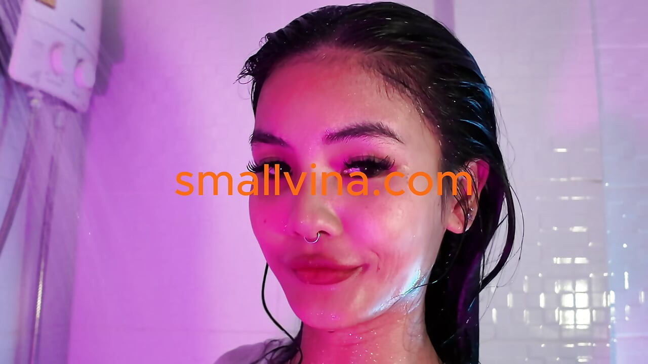 Amatör Asyalı solo kamerada sırılsıklam amını gösteriyor