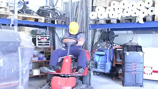 Olgun sarışın çim biçme makinesinde genişçe esnetiliyor ve döl damlıyor