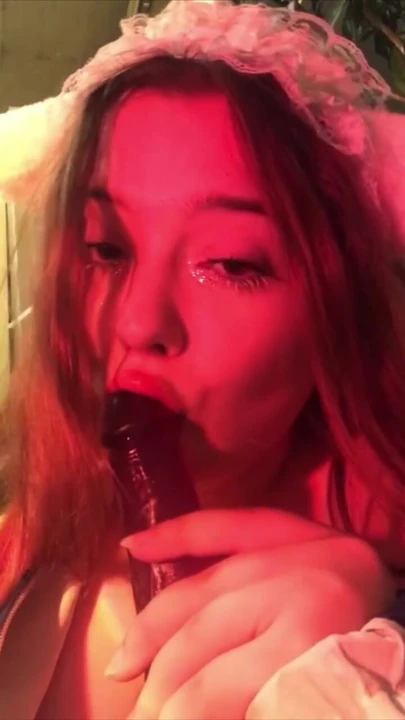 Великолепная сучка сочно сосет член