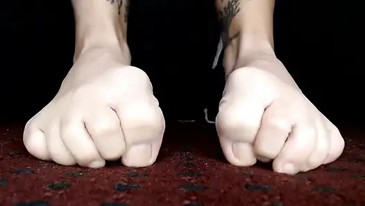 Uzun ayak parmakları sallanıyor