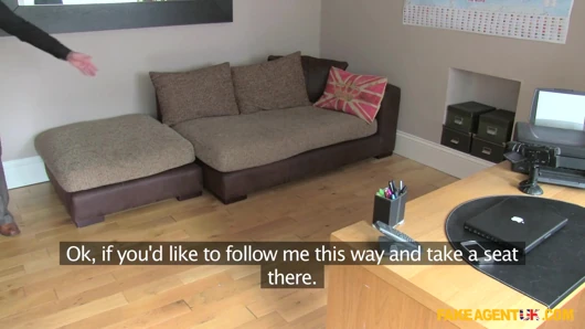 Fake Agent uk - orta yaşlı seksi kadın ajanın yarağının ve taşaklarının nasıl boşaltılağını biliyor