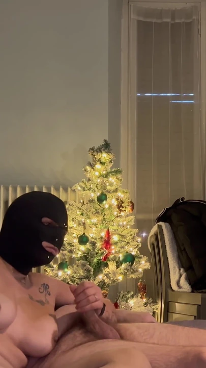 Külotlu çorap giyiyor. Onu sikiyor ve karnından yüzüne boşalıyor