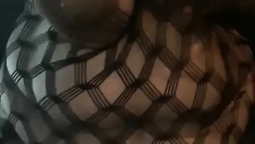 Götümü sallıyorum zıplıyor sallayarak büyük göğüslerimi sıkıyor