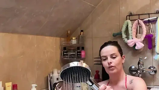 Çarpıcı orta yaşlı seksi kadın esmer Katy feet önce ıslak tabanlarını ve sonra mükemmel ayak parmaklarını sabunla yıkıyor