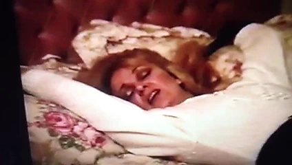 Orta yaşlı seksi kadın yatağa bağlı