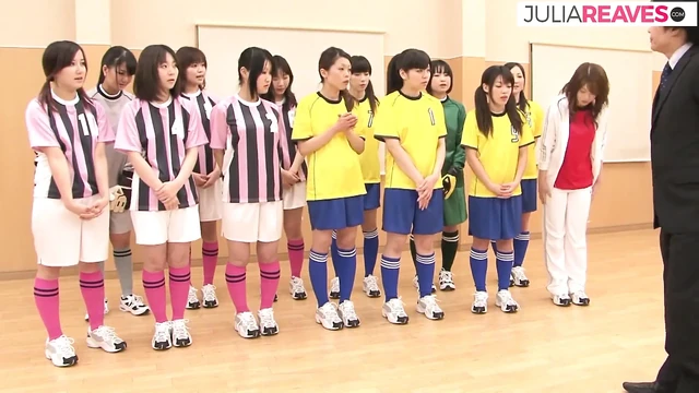 Kıllı kız koçları emdikten ve sikişten sonra amına boşaltıyor