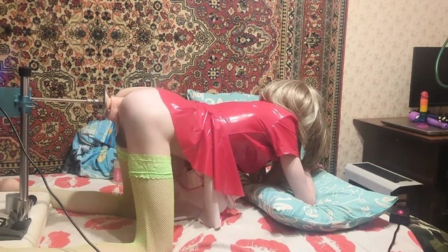 PVC kostüm içindeki sissy, devasa bir dildo ile derin anal makine sikişi yapıyor