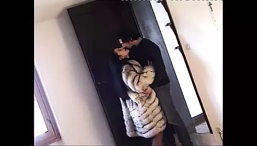 Kıllı amcıklı ateşli orta yaşlı seksi kadın sevgilisi tarafından sikiliyor ve ağzına boşalıyor