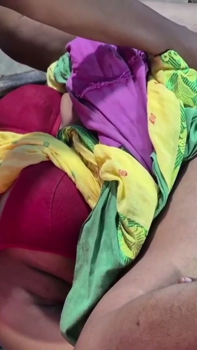 Sona bhabhi'nin Jijaji'si onu yatağa yatırıp ters çevirerek sikti | Klip 2