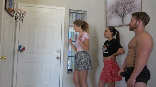 İki seksi kızla kapalı striptiz basketbolu yaptıktan sonra iyi sikişiyor