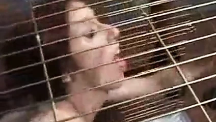 Creampie kafesli kız içinde hapishane