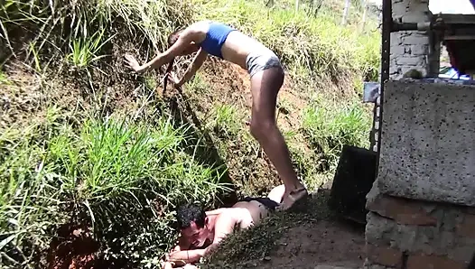 Çıplak bebek kölesini arka bahçede sikiyor