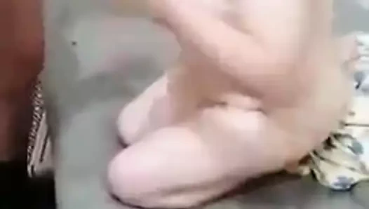 Arap karısı sarkık göğüsleri üzerinde cumload alır