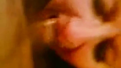 Bir gülümseme ile horoz emmek