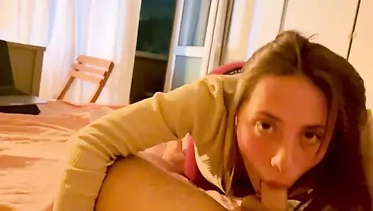 Spor salonu partnerim spor salonuna gitme üzerine ıslak sakso çekmeyi seviyor