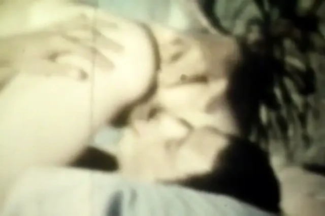 Nostaljik döl düşkünleri sepya retro grup seks klasiğinde döl paylaşıyor