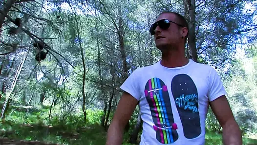 Kötü ve tahrik olmuş bir adam için ormanda seksi av