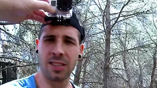 Genç dövmeli kız ormanda erkek arkadaşıyla oynuyor