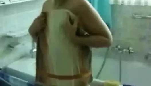 Becerdin eş temizler onu creampied kedi