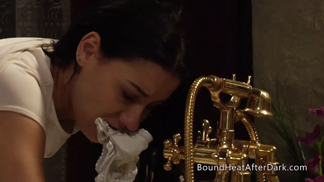 Lezbiyen hizmetçi şehvetli metresi düşünmeyi bırakamıyor