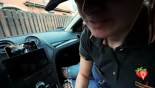 Bir McDonald's çalışanı Sprite'i üzerime döktü. Ceza olarak, bana sakso çekmesi ve arabada yutması gerekiyordu.