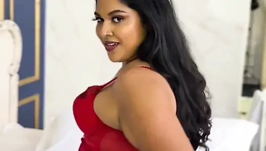 Asyalı Iri Güzel Kadın Asa Ve Dildoyla Oynuyor