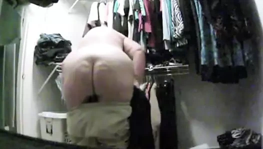 Yaşlı kadın değişen ve büyük şişman kıçını ortaya çıkaran