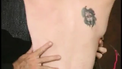 Zincirlenmiş kısa saçlı a-cup esmer göğüsleri eski dostum tarafından ipli alır