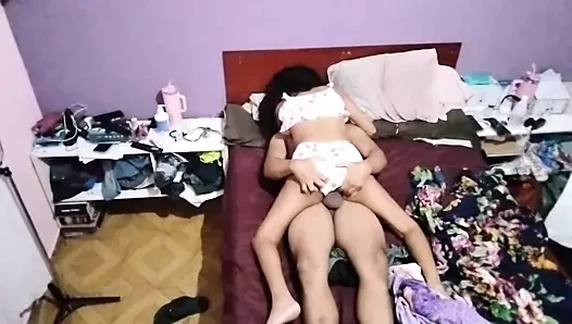 Üvey kız üvey babasıyla ateşli seks yapıyor.