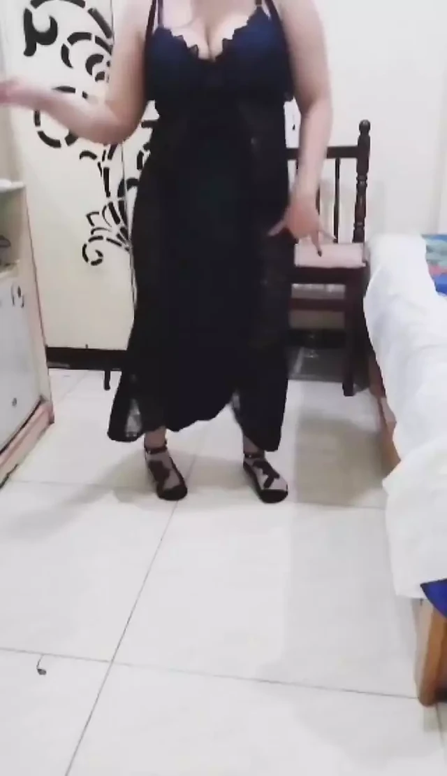 Karım dans ediyor, sallıyor ve tahrik ediyor, böylece onu cinsel ilişkinin sıcağıyla sikebiliyorum