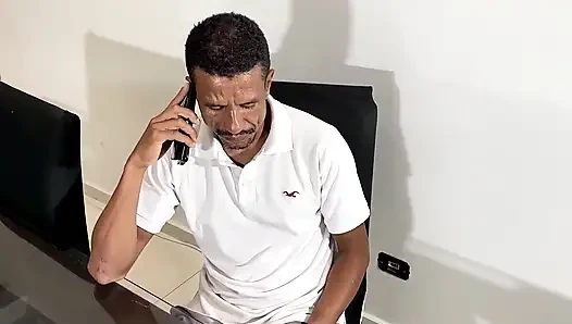 Baba üvey oğlunun kız arkadaşını onunla sikiyor