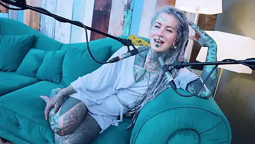 R hakkında konuşuyorum - r - r - asmr podcast sfw konuşuyor gotik sıska kız dreadlocks dövmeli model dövmeli kız