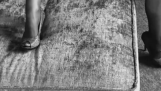 Orta yaşlı seksi kadın anal tıkacının tadını çıkarıyor.