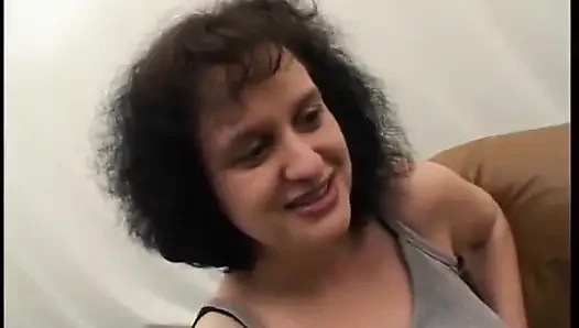 Esmer olgun vahşi bir grup seks için arkadaşına katılıyor