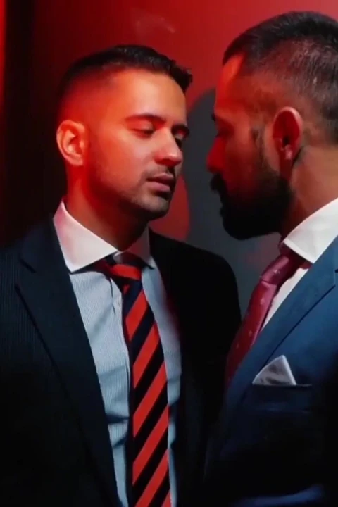 Menatplay - baskın takım elbiseli adam Cristian Sam Robbie Rojo'yu sikiyor
