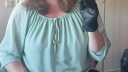 Sigaranın tadını çıkarıyor ve ağzımda kül oluyor