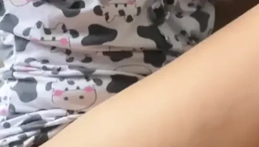 Eve meme uçlarım dik olarak geldi, beni okşuyor! Gerçek ev yapımı video