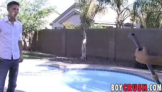 genç havuz çocuk var onun göt dolu ile büyük sert horoz