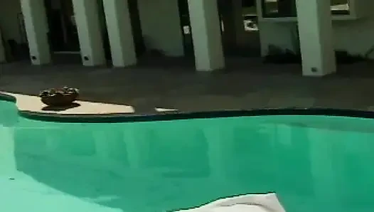 Esmer porno tanrıçası havuz başında parçalanıyor