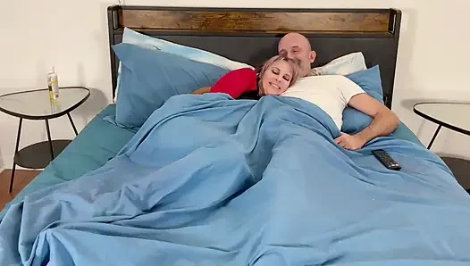 Vicky Vix yorganın altında arkadaşça elle muamele