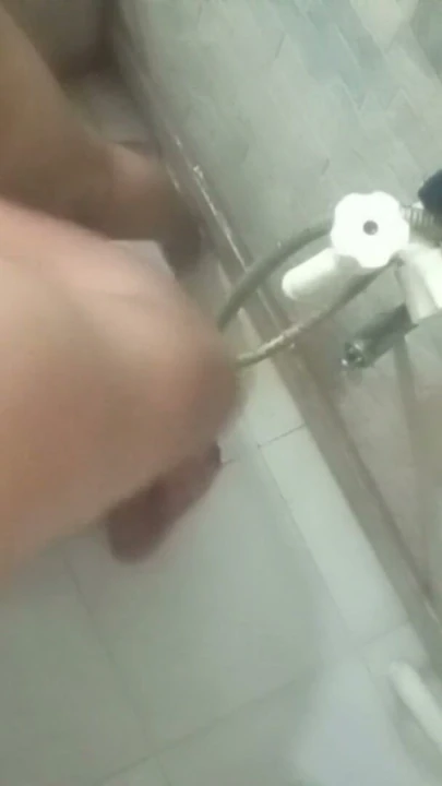 Küçük üvey kız kardeşime bilgisayarımda nasıl oynanacağını öğretiyorum, ben de ona kocaman sikimi hissettirirken | Klip 1