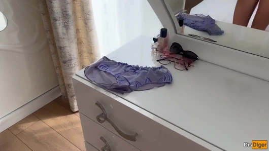 Makyaj yaparken amcık üvey kız kardeşini sikiyor ve içine boşalıyor