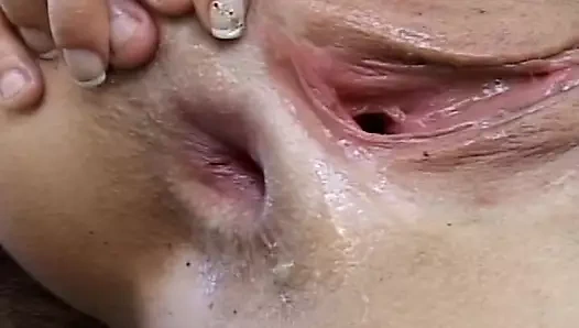 Çifte sikişen genç kız açık havada üçlü seks yapıyor