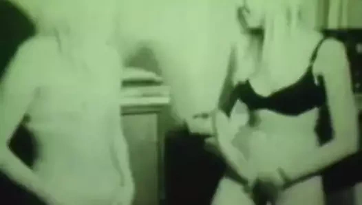 iki seksi kız paylaşmak bir horoz (1960s vintage)