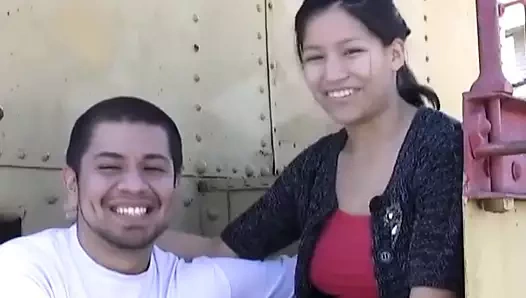 Erkek arkadaş ile ev yapımı videoda minik busty amatör