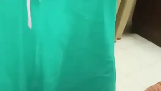 Tamil kadın kocasının önünde kıyafetlerini çıkarıyormuş gibi yapıyor