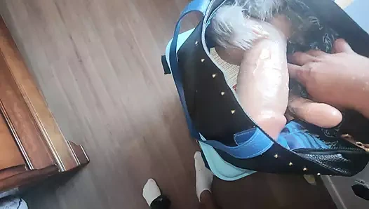 Lastik dildolu evli kadın için patlayıcı anal, bu kaltak zevkle çığlık atıyor